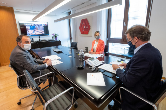 Feijóo participa na reunión do comité clínico.