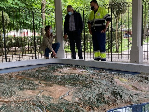 A alcaldesa de Lugo, Lara Méndez, supervisa a posta en marcha do mapa da Península Ibérica do Parque de Rosalía de Castro