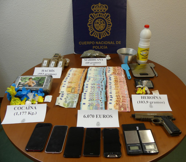 Efectos intervidos pola Policía Nacional nun operativo con nove detidos por tráfico de drogas en Ribeira (A Coruña).