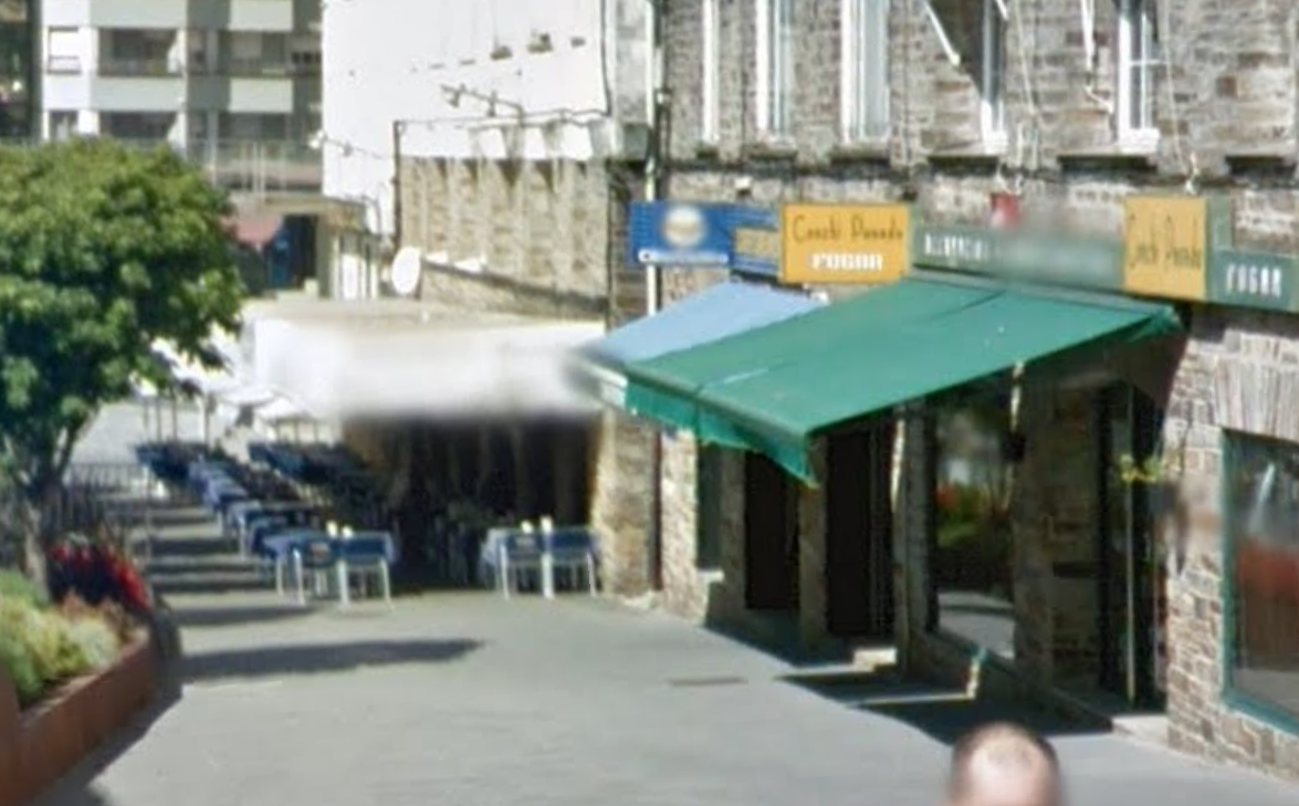 Toldos de restaurantes na rúa Diego de Muros de Santiago nunha foto de Google Street View