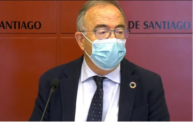O alcalde de Santiago, Xosé Sánchez Bugallo, en rolda de prensa