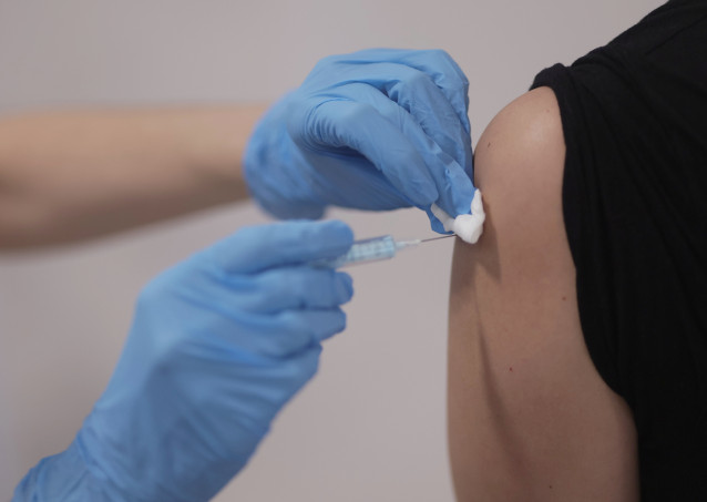 Unha persoa recibe unha dose da vacina contra a Covid-19.