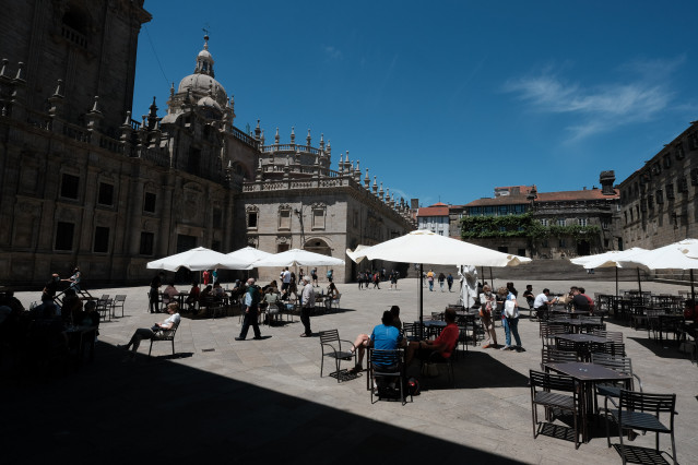Varias persoas na terraza dun bar na Praza da Quintana, ao 6 de xuño de 2021, en Santiago de Compostela