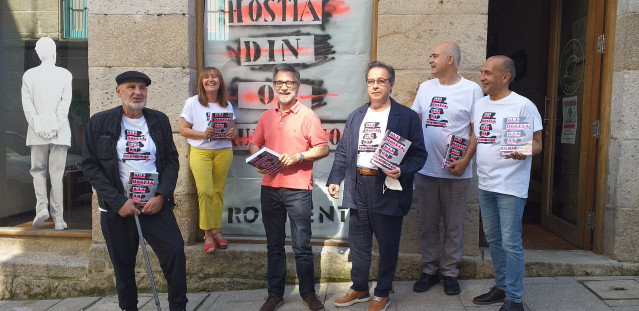 Antón Reixa, Menchu Lamas, Manuel Romón, Alberto Avendaño, Antón Patiño e o editor Xabier Romero, na presentación do libro 'Que hostia din vos rumorosos?', que supón a volta do grupo de comunicación poética Rompente.