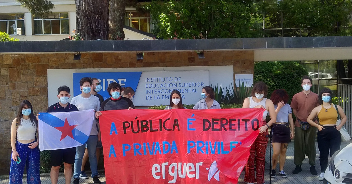 Membros de Erguer Galiza protestando na sede de IESIDE Afundaciu00f3n Abanca en Vigo nunha foto das súas redes sociais