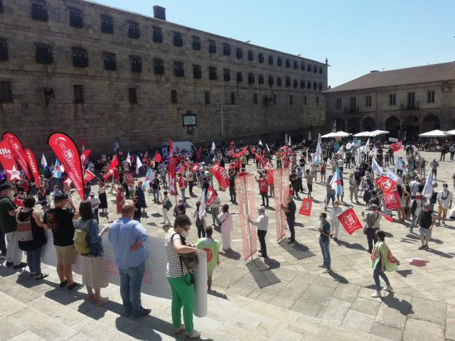 Centos de persoas maniféstanse contra a universidade privada de Abanca na Praza dá Quintana de Santiago de Compostela