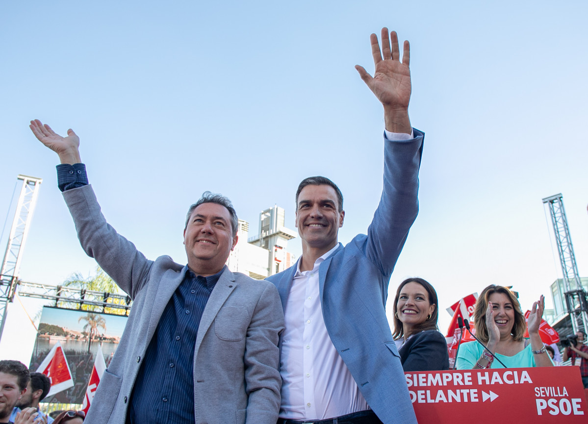 Arquivo - O secretario xeral do PSOE e presidente do Goberno en funcións, Pedro Sánchez (d),e o alcalde de Sevilla, Juan Espadas (i), nunha foto de arquivo, en 2019
