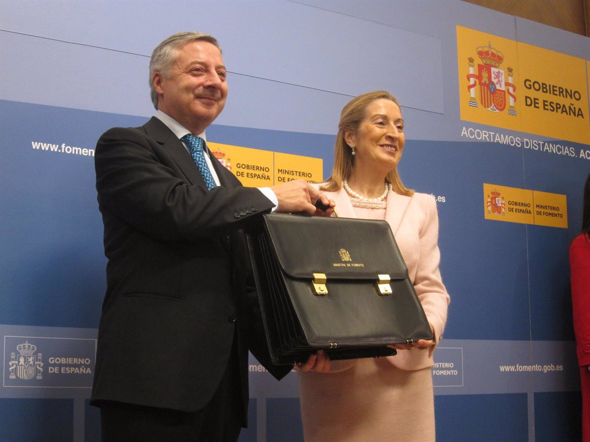 Traspaso de poder entre polu00edticos galegos  Josu00e9 Branco do PSOE entregu00e1ndole a carteira do Ministerio a Ana Pasdor do PPdeG nunha foto do arquivo de EP