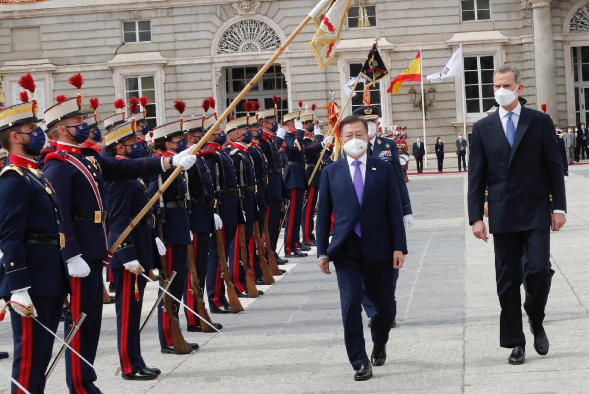 O Rey Felipe VI pasa revista á Garda Real xunto co presidente de Corea do Sur, Moon Jae In