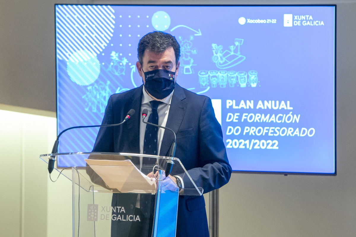 O conselleiro de Cultura, Educación e Universidade, Román Rodríguez, presenta o 'Plan de Formación do Profesorado do curso 2021-2022'.