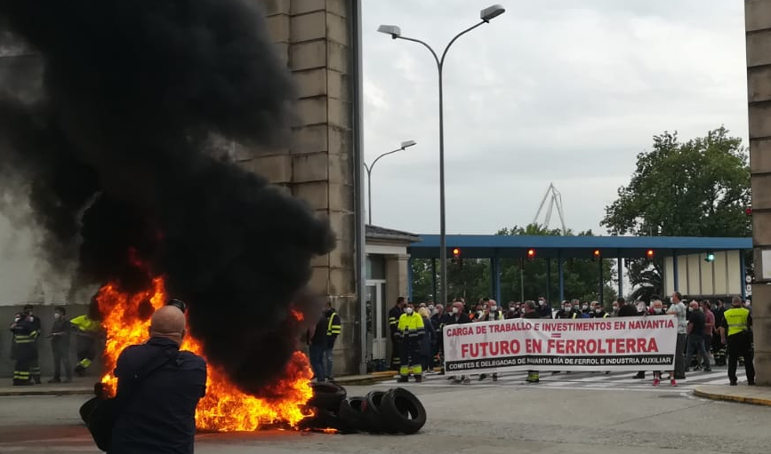 Barricada en chamas en fronte do estaleiro Navanta Ferrol nunha foto de CIG