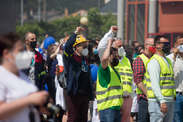 Centos de persoas participan nunha concentración en conmemoración do ano de “loita” pola planta de aluminio e os postos de traballo de Alcoa San Cervo, na Praza do Concello de Xove, ao 30 de maio de 2021, en Xove.