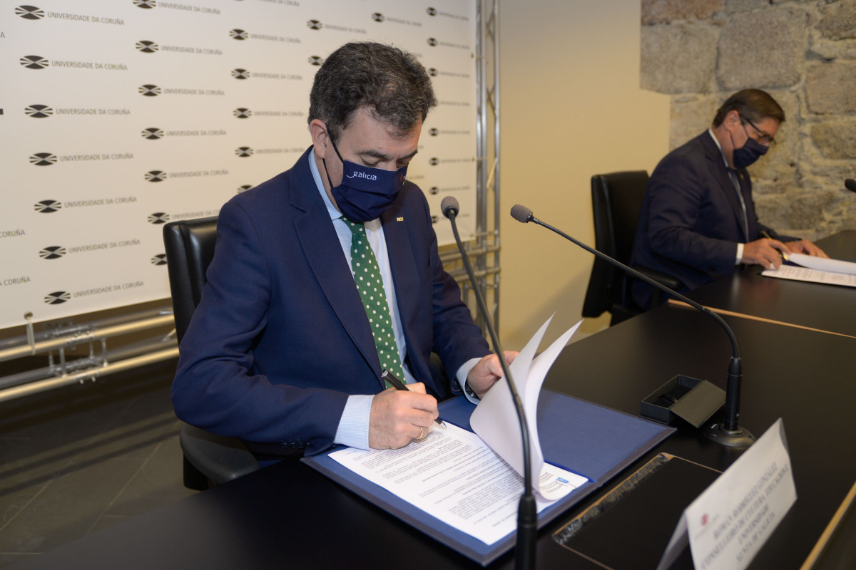 O conselleiro de Cultura, Educación e Universidade, Román Rodríguez, e o reitor da UDC, Julio Abalde, asinan un convenio