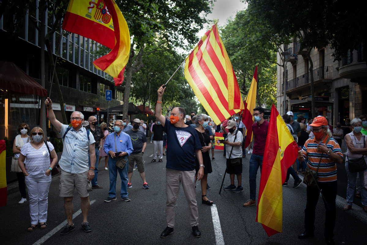Unhas 300 persoas segundo a Garda Urbana --unhas 500 segundo Cs-- concentráronse este venres pola tarde ante a Delegación do Goberno en Barcelona nunha concentración convocada por Cs en rexeitamento aos indultos do 1-Ou, ao 11 de xuño de 2021.