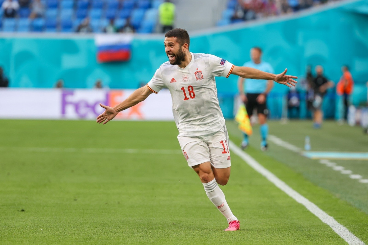 Jordi Alba celebra o 0-1 no Suíza-España de cuartos de final da Eurocopa 2020