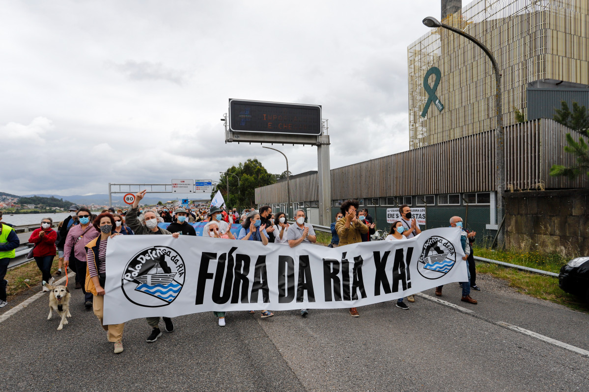 Decenas de persoas cunha pancarta na que se le: `Fóra dá ría xa!´, durante unha manifestación contra Ence, ao 4 de xullo de 2021, en Vigo, Pontevedra, Galicia (España) este verán