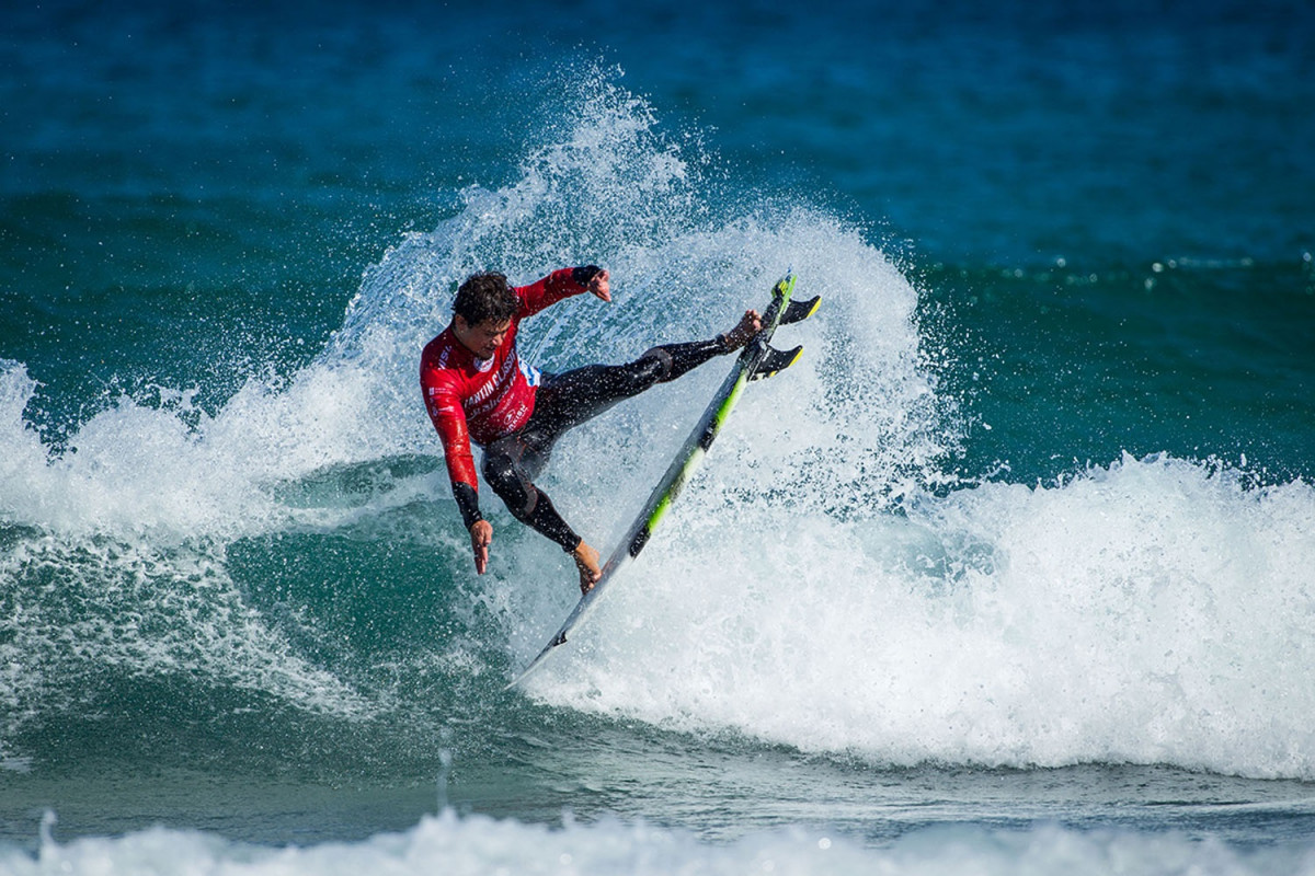 Archivo - El surfista brasileño Deivid Silva en la playa de Pantín (A Coruña)