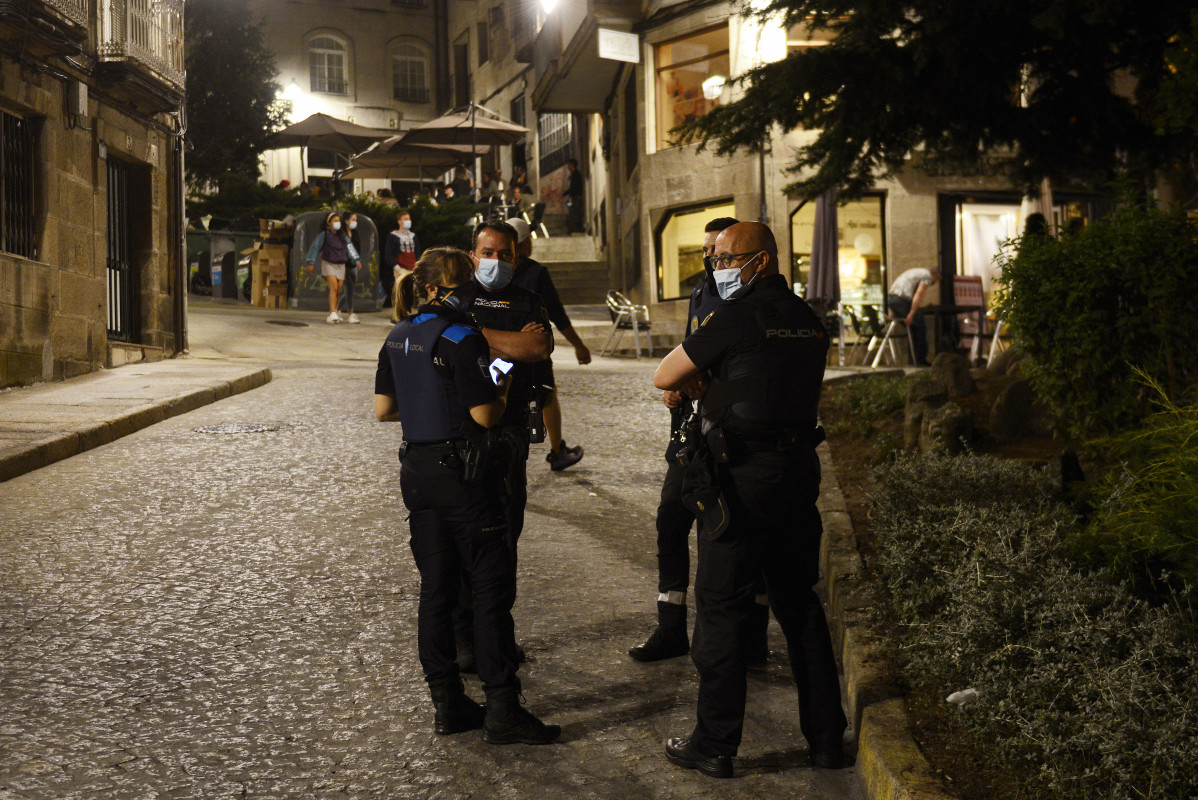 Varios axentes da Policía Local e do Corpo Nacional de Policía, na Praza dous Suaves, nun control policial para evitar botellóns e aglomeracións, ao 4 de xullo de 2021, en Ourense, Galicia