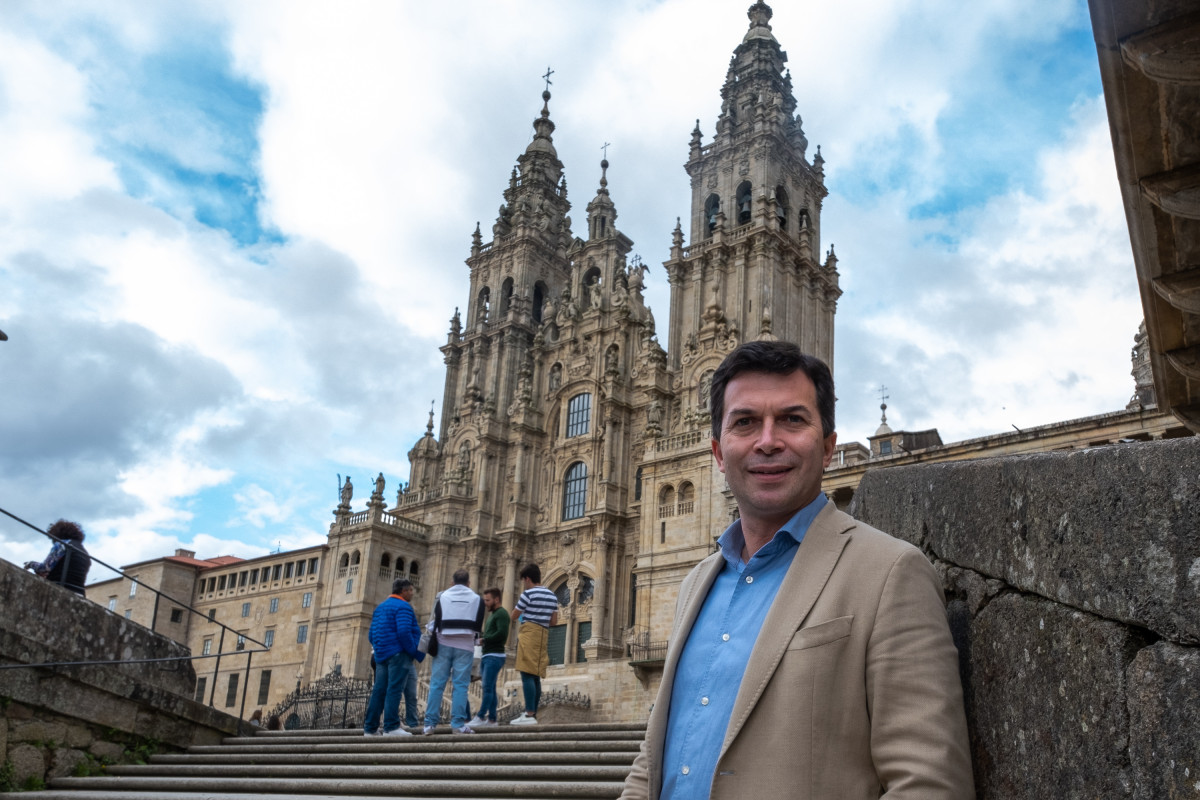 O secretario xeral do Partido Socalista de Galicia (PSdG), Gonzalo Caballero, pousa despois dunha entrevista con Europa Press, na Praza do Obradoiro, fronte á catedral de Santiago nunha foto de arquivo de EP