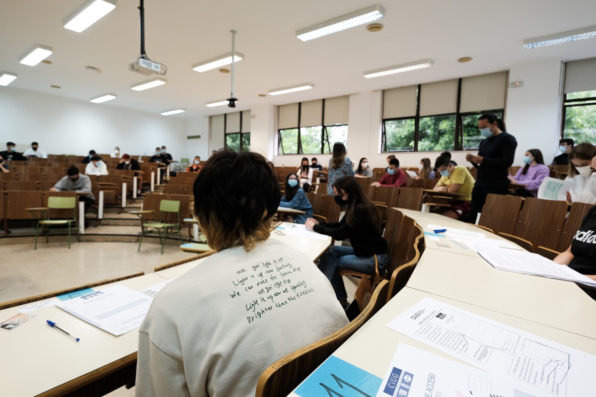 Arquivo - Varios estudantes, esperan para facer un exame nunha aula da Facultade de Psicoloxía da Universidade de Santiago de Compostela, o día do comezo dos exames de selectividade 2