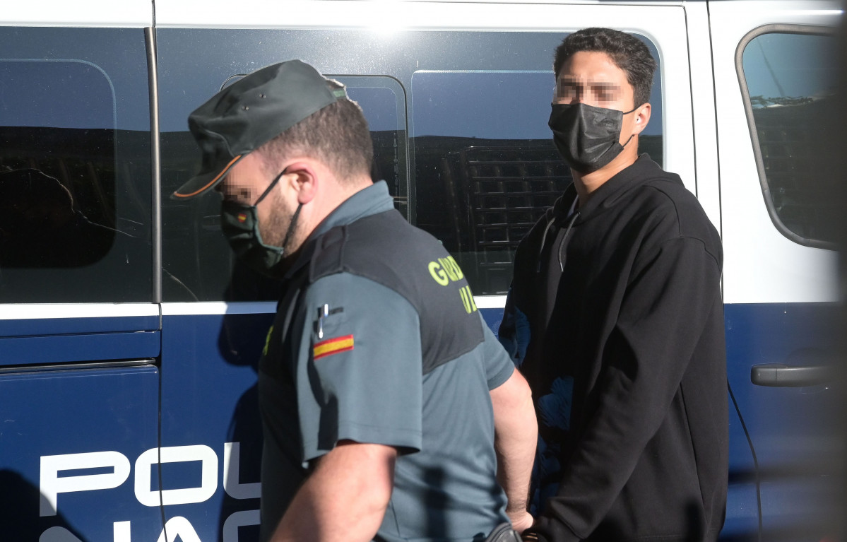 Un dos investigados pola morte de Samuel Luiz acode, esposado e acompañado dun axente da Policía Nacional, ao  Xulgado de Instrución número 8 da Coruña, ao 16 de xullo de 2021.