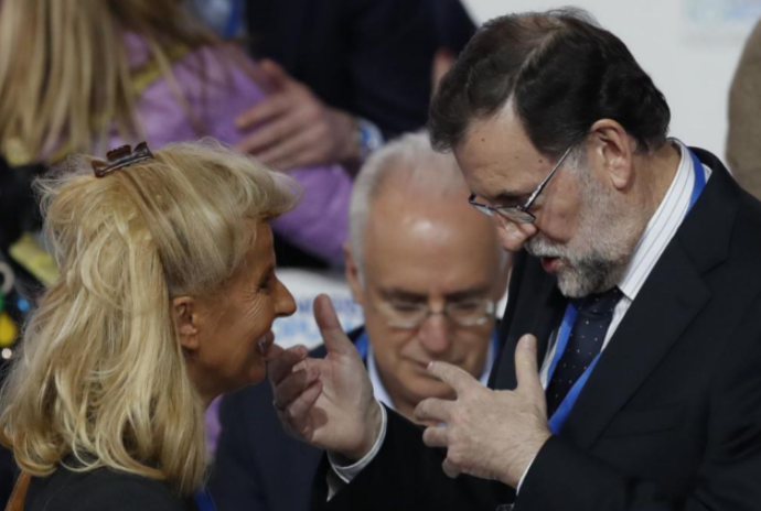 Isabel Touciño e Rajoy nun congreso do PP nunha foto de arquivo