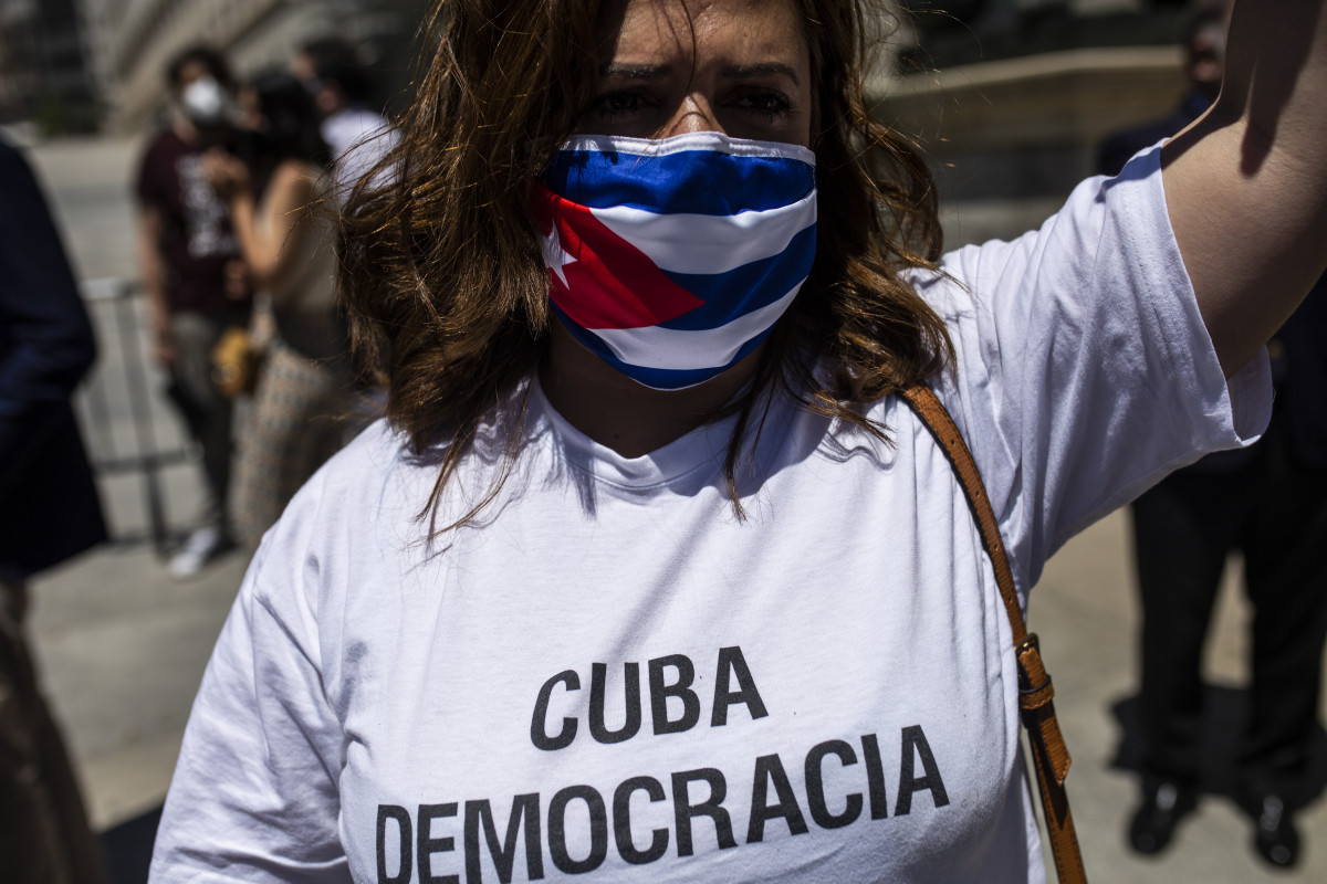 Unha persoa viches unha camiseta representativa a favor da democracia en Cuba no Congreso dos Deputados en apoio ás mobilizacións contra o Goberno cubano rexistradas onte na illa, ao 12 de xullo de 2021, en Madrid (España).