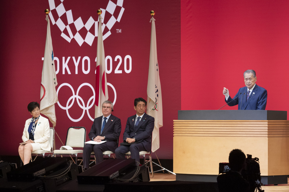 Yoshiro Mori fala durante un acto de Tokio 2.020 ante Yuriko Koike, Thomas Bach e Shinzo Abe