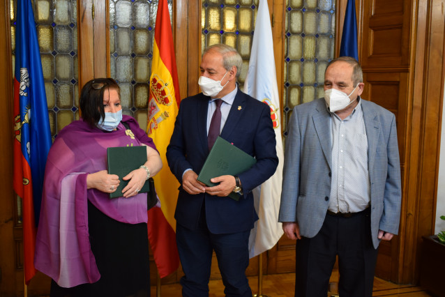O presidente da Deputación de Lugo, José Tomé Roca, e a coordinadora do Banco de Alimentos de Lugo, Amadora Núñez Mera, asinan o convenio de colaboración entre as dúas entidades
