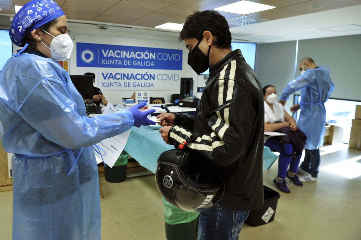 Arquivo - Un mozo acode a recibir unha dose da vacina de AstraZeneca no Complexo Hospitalario Universitario de Ourense, ao 27 de maio de 2021, en Ourense, Galicia (España). Este xoves o Servizo Galego de Saúde comeza a administrar o segunda d