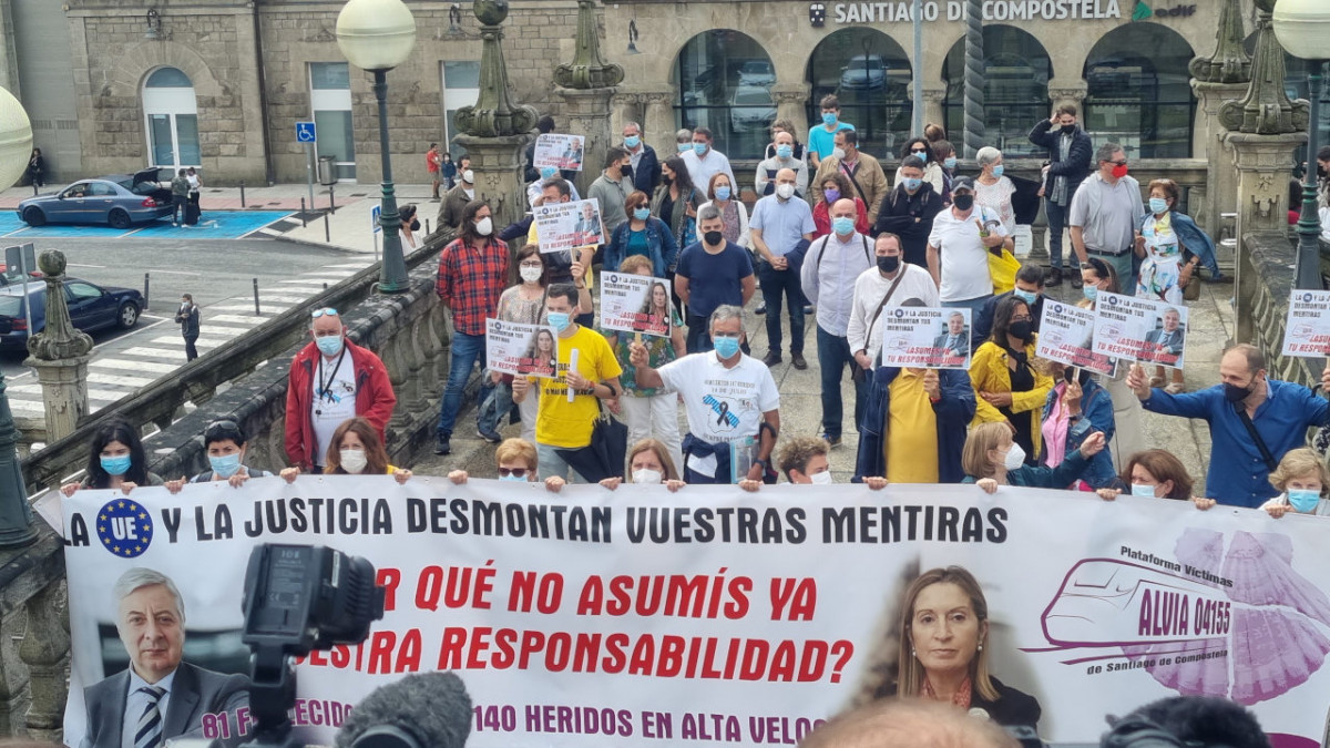 Protesta das vu00edctimas do Alvia no 24 de xullo de 2021 nunha foto do Bloque
