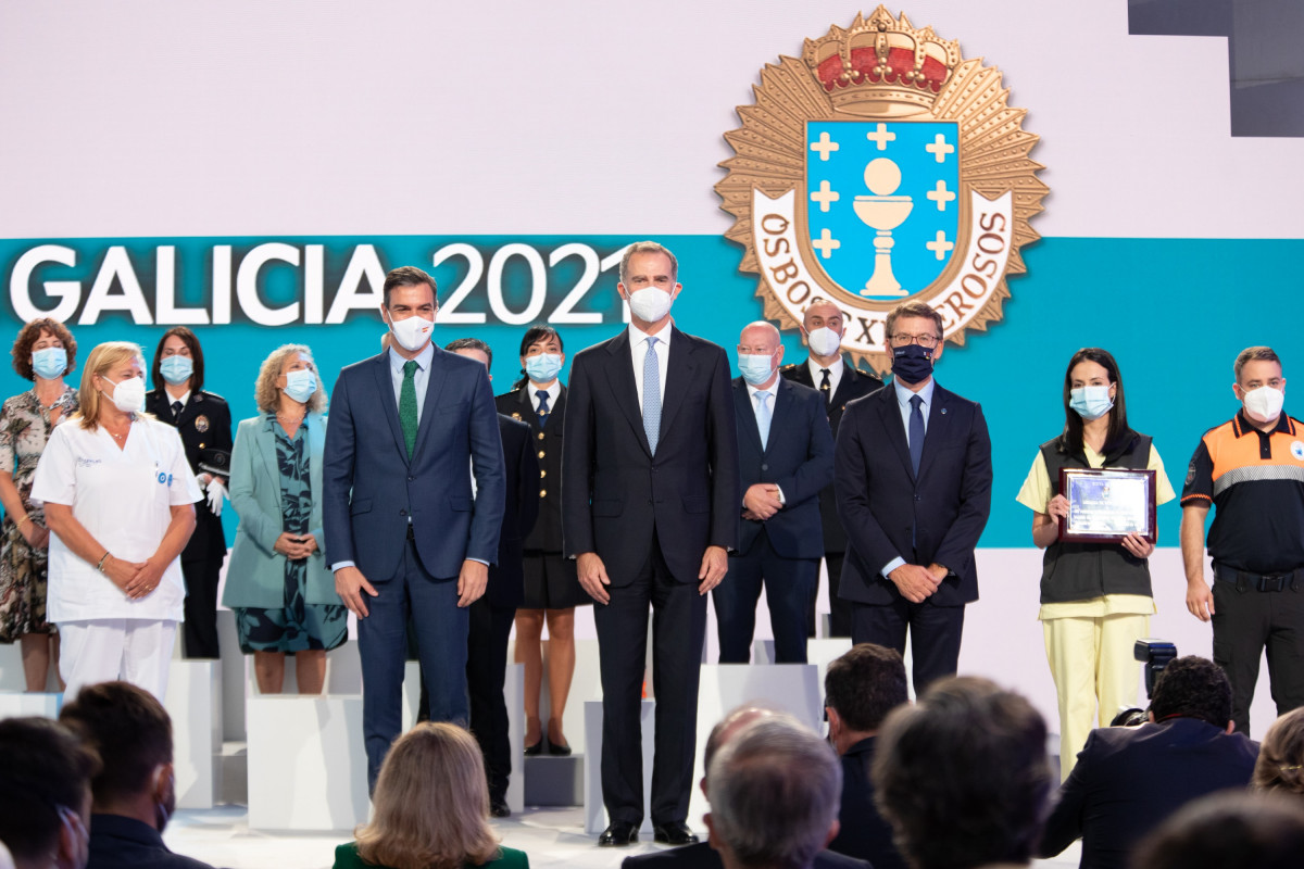 O presidente do Goberno, Pedro Sánchez, o rei Felipe VI e o presidente da Xunta, Alberto Núñez Feijóo, presiden a entrega da Medalla de Ouro de Galicia ao persoal de vacinación contr