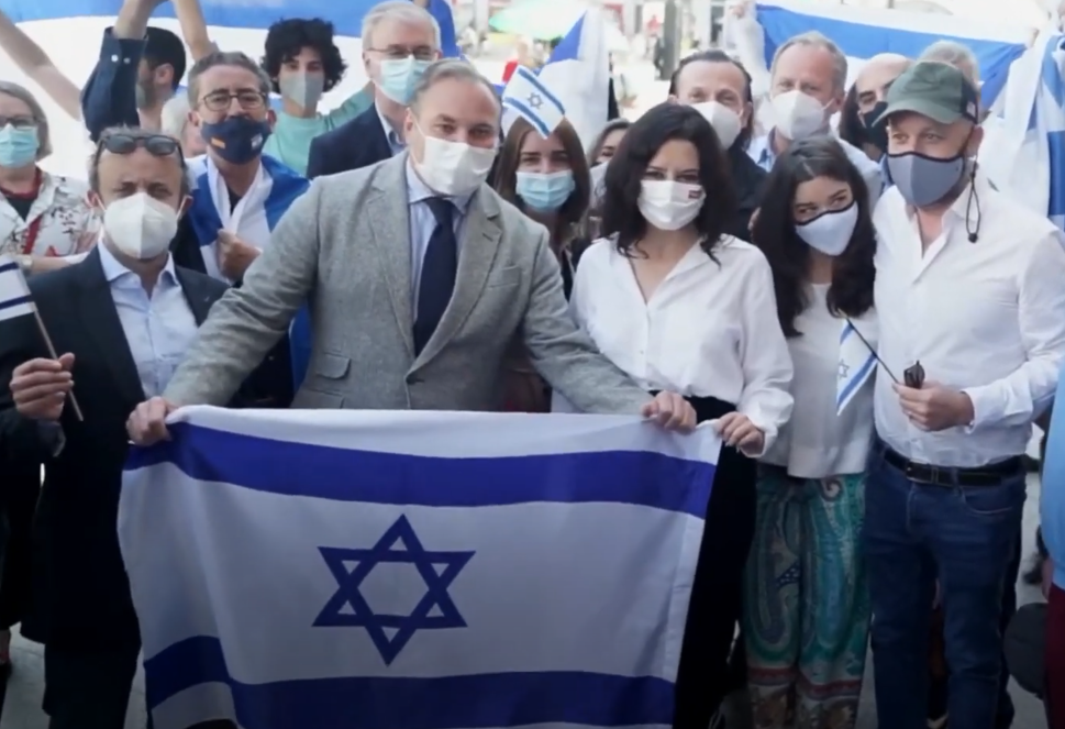 Membros de ACOM con Ayuso cando a presidenta recibiu00f3 á embaixadora de Israel nunha imaxe dun vu00eddeo publicado en Youtube por ACOM