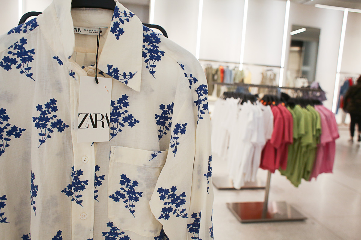 Arquivo - Unha camisa marca Zara, no interior dunha tenda, o día que Inditex anunciou que acometerá 56 peches durante o verán.