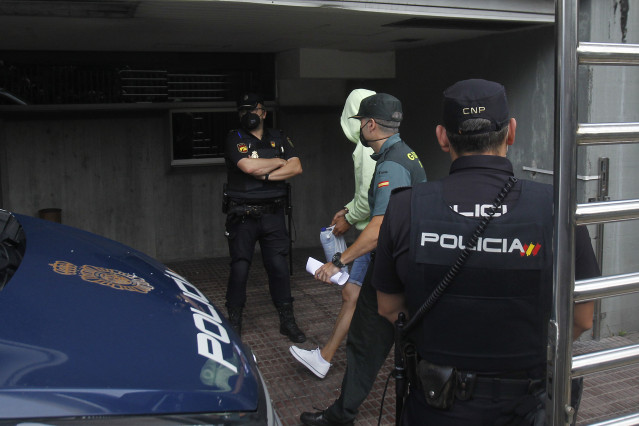 Un dos acusados polo crime de Samuel Luiz á súa chegada ao xulgado na Coruña.