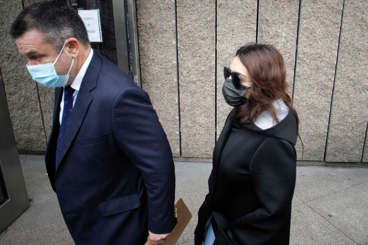 A nova acusada polo crime de Samuel Luiz á súa chegada aos xulgados da Coruña co seu avogado