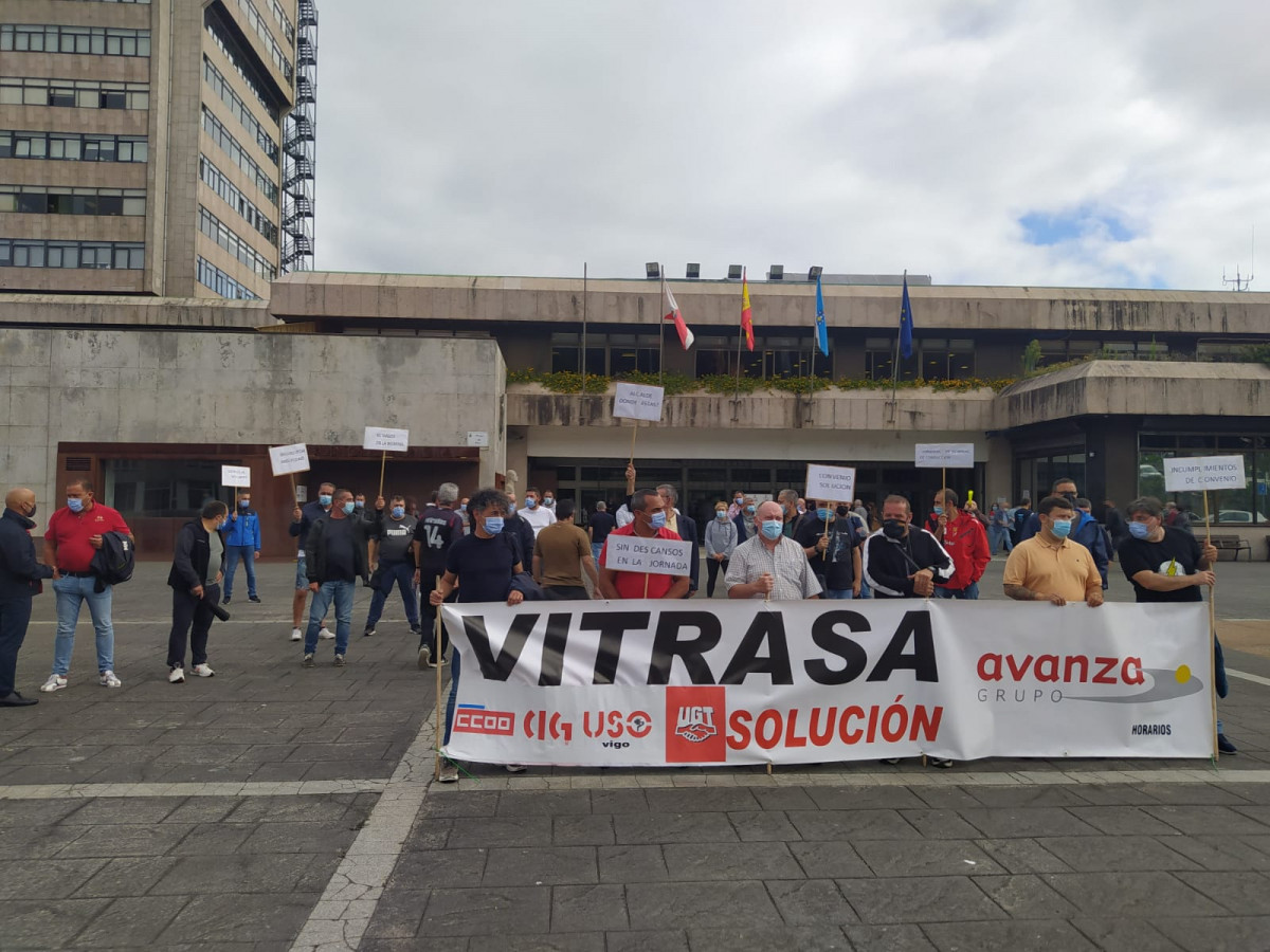O persoal de Vitrasa mobilízase ante o Concello de Vigo na segunda xornada de folga / cig