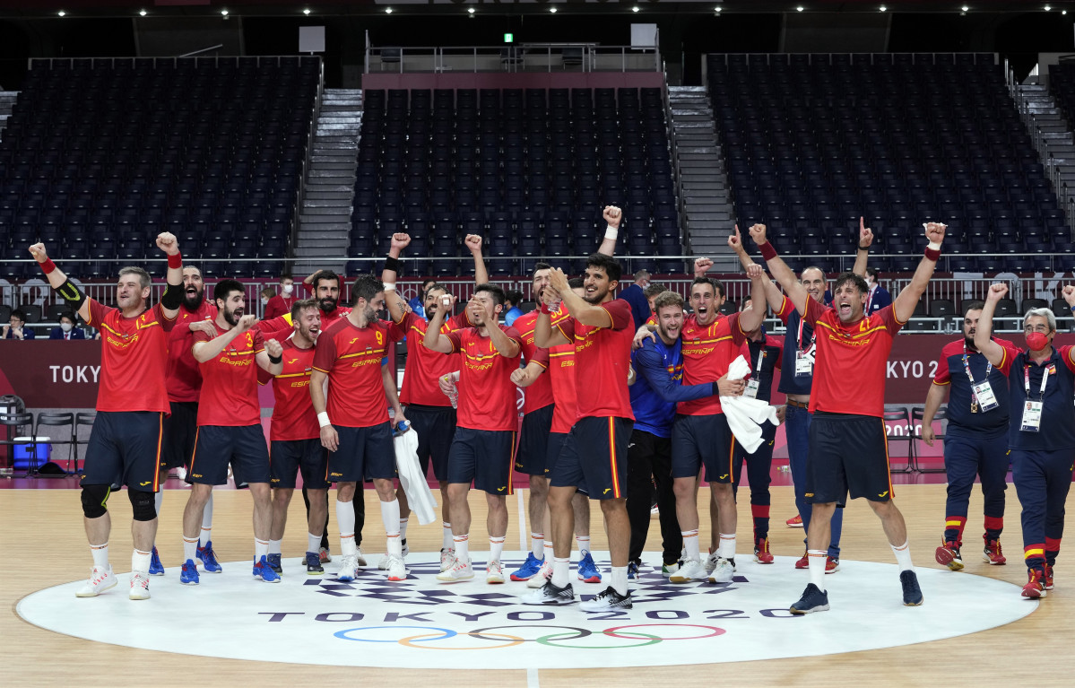 Os xogadores da selección española de balonmán celebra unha vitoria nos Xogos Olímpicos de Tokio