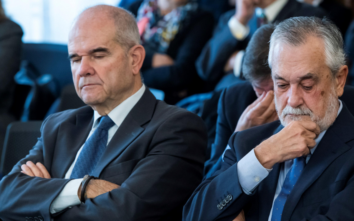 Arquivo - Os expresidentes andaluces Manuel Chaves e José Antonio Griñánen a sala da Audiencia de Sevilla do xuízo dos ERE