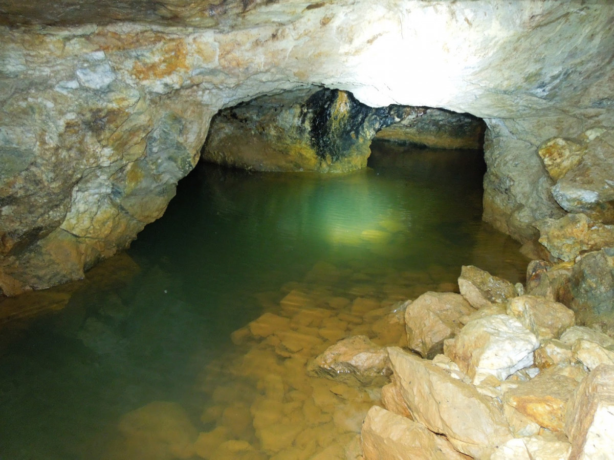 Interior da mina de wolframio Valgrande, A Barxa, Ourense nunha imaxe de mineralesdb publicada baixo Creative Commons