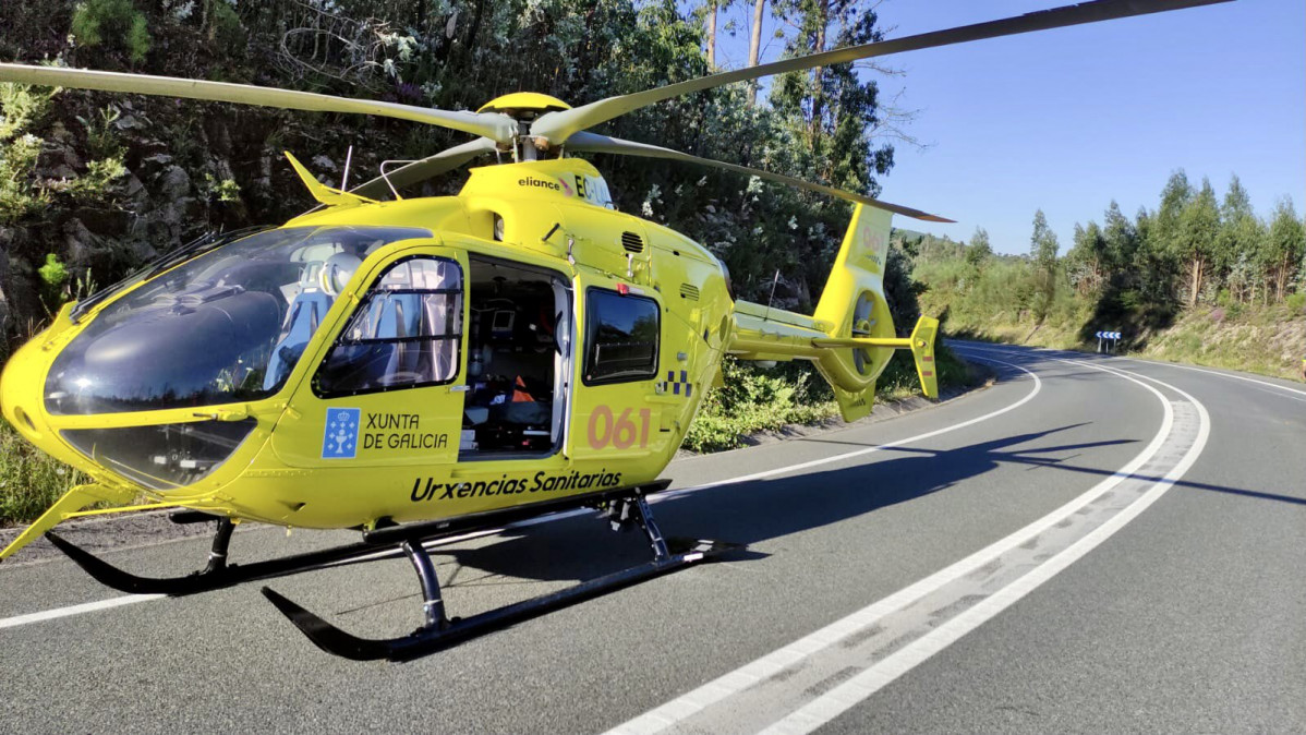 O helicoptero do 061 no lugar do accidenteu00b4do motorista da Garda Civil 