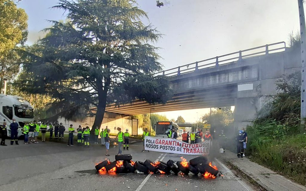 Barricada dos traballadores de Ence en Pontevedra nunha foto de @ComisionOctubre