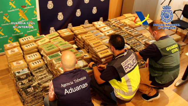 A Axencia Tributaria, nunha operación conxunta coa Policía Nacional e a Garda Civil, incautouse de 1.100 quilogramos de cocaína nun contedor que se atopaba nunha nave de València.