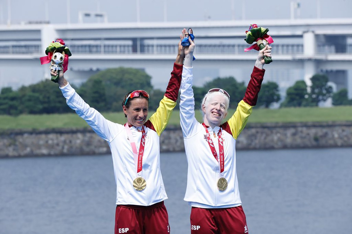 Sara Loehr y Susana Rodríguez celebran en el podio su oro en los Juegos Paralímpicos de Tokio