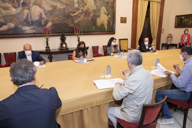 A alcaldesa da Coruña, Inés Rey, asina o protocolo dos bonos Presco