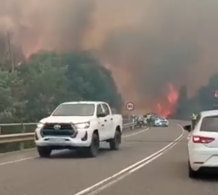 Incendio en Ribas de Sil corta a nacional 120
