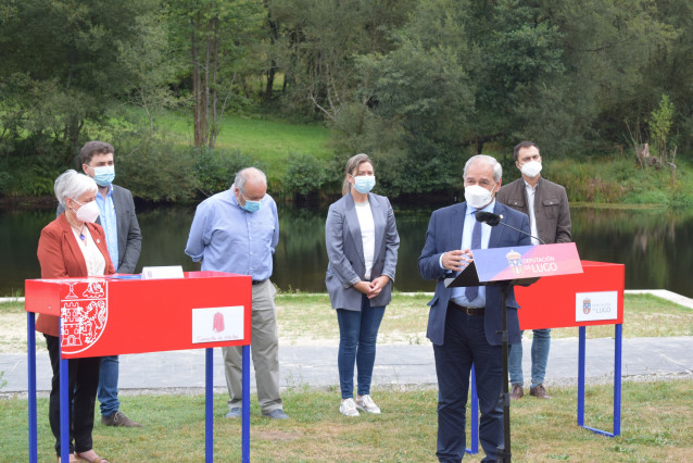 O presidente da Deputación de Lugo, José Tomei, e a alcaldesa de Vilalba, Elba Veleiro, asinan un convenio para construír un parque acuático.