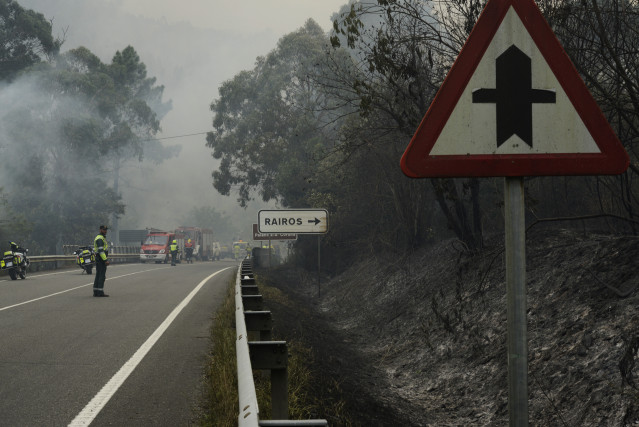 Axentes forestais traballan nas tarefas de extinción de incendios dun lume no municipio de Ribas de Sil, na parroquia homónima, moi próxima a Rairos, ao 6 de setembro de 2021, en Ribas de Sil, Lugo, Galicia (España)