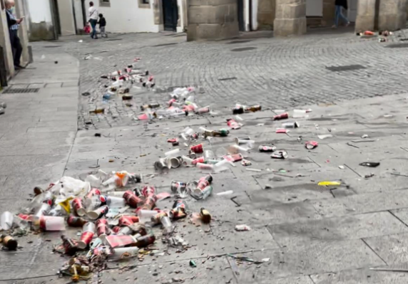 Lixo tras un botelleu00f3n do San Froilu00e1n en Lugo nunha foto do facebook da Asociaciu00f3n de Empresarios Lugo Monumental