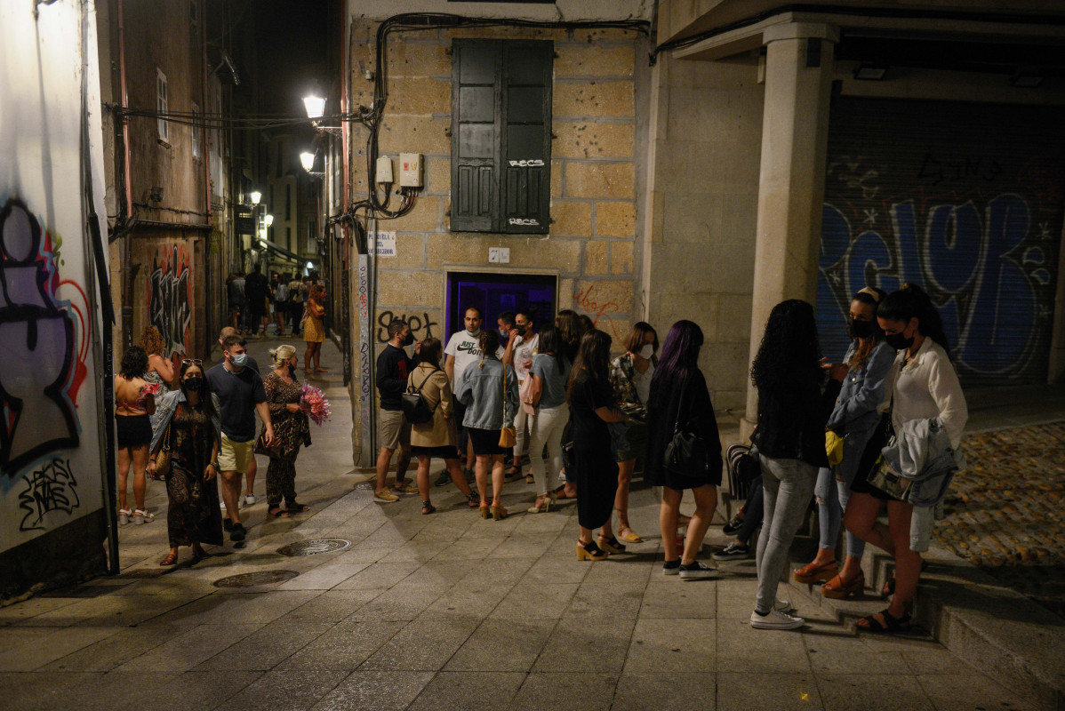 Arquivo - Varias persoas en ambiente festivo no centro de Ourense, ao 10 de xullo de 2021, en Ourense, Galicia (España). O lecer nocturno en Galicia vive esta fin de semana a súa segunda reapertura a